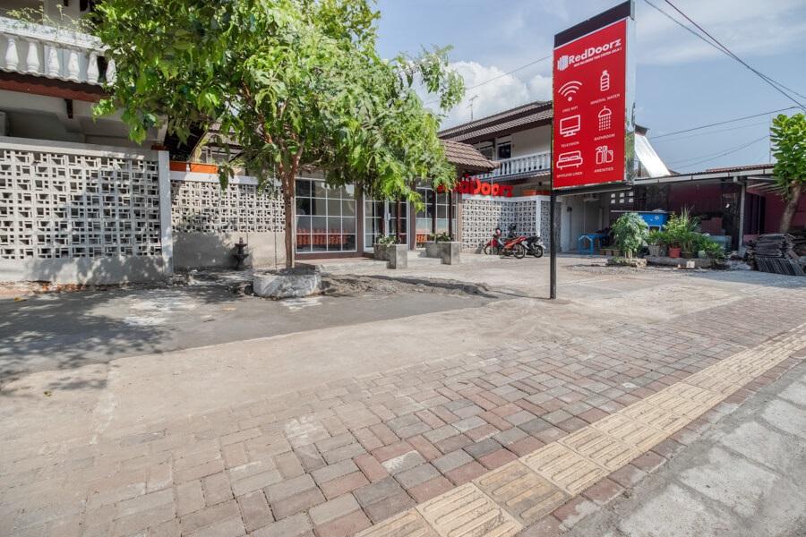 Готель Reddoorz Near Malioboro Tugu Station Jogja Джок'якарта Екстер'єр фото