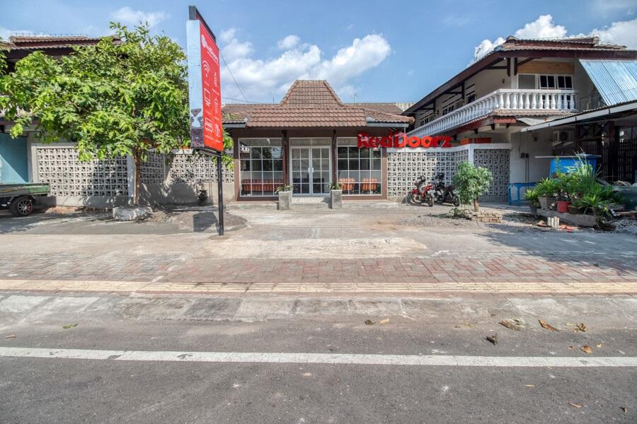Готель Reddoorz Near Malioboro Tugu Station Jogja Джок'якарта Екстер'єр фото
